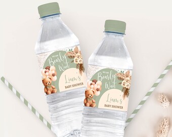 Op de afbeelding: Twee doorzichtige plastic waterflessen met groene doppen en etiketten. De etiketten zijn versierd met een bruine teddybeer, ballonnen en bloemmotieven. De tekst op de etiketten luidt "We can Bearly Wait" en "Liam's Baby Shower".