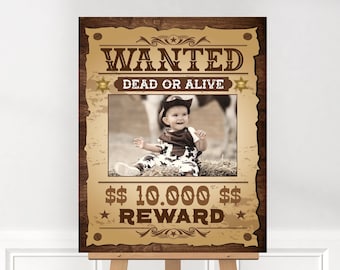 Op de afbeelding: Een bruine en beige gezochte poster met een foto van een baby in een cowboyhoed. De poster zegt "WANTED DEAD OR ALIVE" en "€ 10.000 BELONING".
