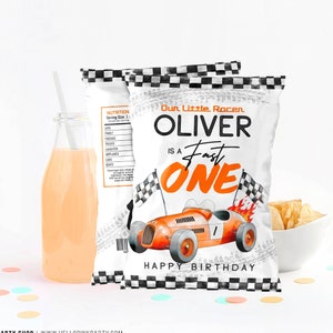 Può includere: Sacchetti di patatine bianchi con un design di auto da corsa e la scritta "Our Little Racer, Oliver is a Fast One, Happy Birthday". Sono visibili anche una bottiglia di succo d'arancia e una ciotola di patatine. I sacchetti hanno un design a bandiera a scacchi e impronte di pneumatici.