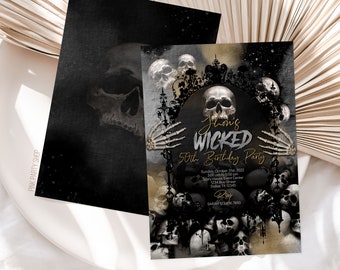 Puede incluir: Invitación a una fiesta de Halloween negra y dorada con un gráfico de calavera y el texto "Than's Wicked 50th Birthday Party". La invitación incluye la fecha, la hora, la ubicación y la información de contacto.