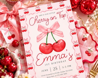 Puede incluir: Una tarjeta de invitación rectangular con fondo rosa claro, una ilustración de cerezas rojas con un lazo rosa y un borde de cerezas pequeñas. El texto dice: She's our little Cherry on Top, Emma's 1st Birthday, June 25, 3-5 PM, 12345 Strawberry Fields, Dallas TX 12345, Rsvp Kara at 123.456.7890.