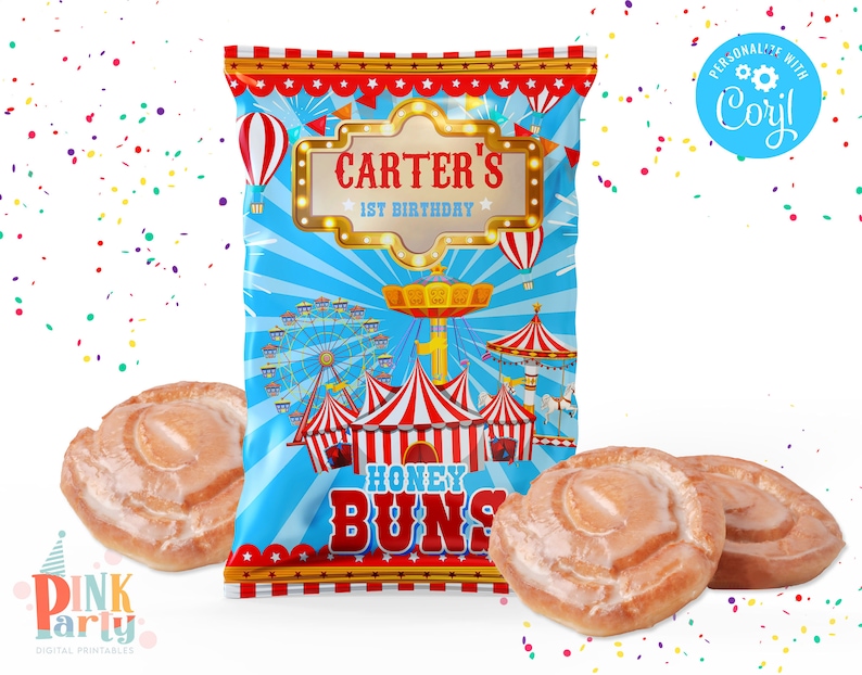 K&ouml;nnte beinhalten: Eine bunte Party-Geschenkt&uuml;te mit Jahrmarkt-Thema, mit Riesenrad, Zirkuszelten und Hei&szlig;luftballons. Auf der T&uuml;te steht "Carter's 1st Birthday" und "Honey Buns". Drei glasierte Honigbr&ouml;tchen liegen vor der T&uuml;te.