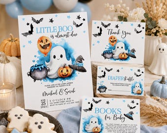 Puede incluir: Un conjunto de papelería para baby shower con temática de Halloween que presenta un fantasma blanco, una calabaza naranja, un caldero negro y murciélagos sobre un fondo de acuarela azul. El texto incluye Little Boo is almost due, Thank You, Diaper Raffle.