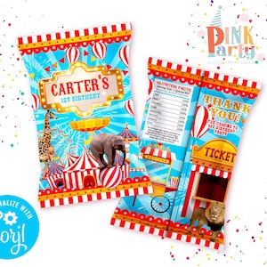 K&ouml;nnte beinhalten: Party-Giveaway-T&uuml;ten im Zirkus-Design mit einem Elefanten, einer Giraffe und einem Riesenrad auf blauem Hintergrund. Auf den T&uuml;ten steht "Carter's 1. Geburtstag" und "Danke!" mit einem Ticket-Design. Sie sind mit rot-wei&szlig;en Streifen und Ballons verziert.