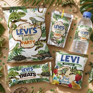 Op de afbeelding: Een verzameling feestartikelen met een reptielenthema, waaronder een zak chips, een sapzakje, een waterfles en traktaties. De verpakking bevat illustraties van reptielen en de tekst "Levi's 5th Birthday Reptile Party."