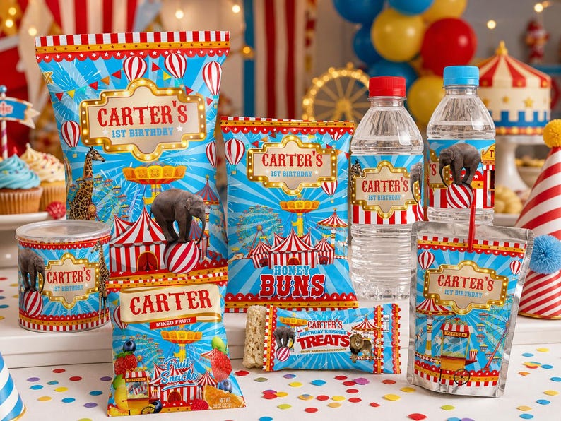 K&ouml;nnte beinhalten: Eine Sammlung von Partyartikeln mit Zirkus-Thema, darunter Snackbeutel, Wasserflaschen und Saftbeutel. Die Produkte zeigen den Text "Carter's 1st Birthday" und Illustrationen von Zirkustieren und -zelten.