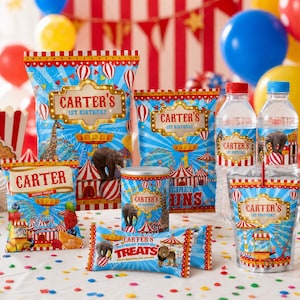 K&ouml;nnte beinhalten: Eine Sammlung von Partyartikeln mit Zirkus-Thema, darunter Snackbeutel, Wasserflaschen und Saftbeutel. Die Produkte tragen den Text "Carter's 1st Birthday" und Zirkustier-Illustrationen. Bunte Konfetti und Luftballons vervollst&auml;ndigen die festliche Szene.