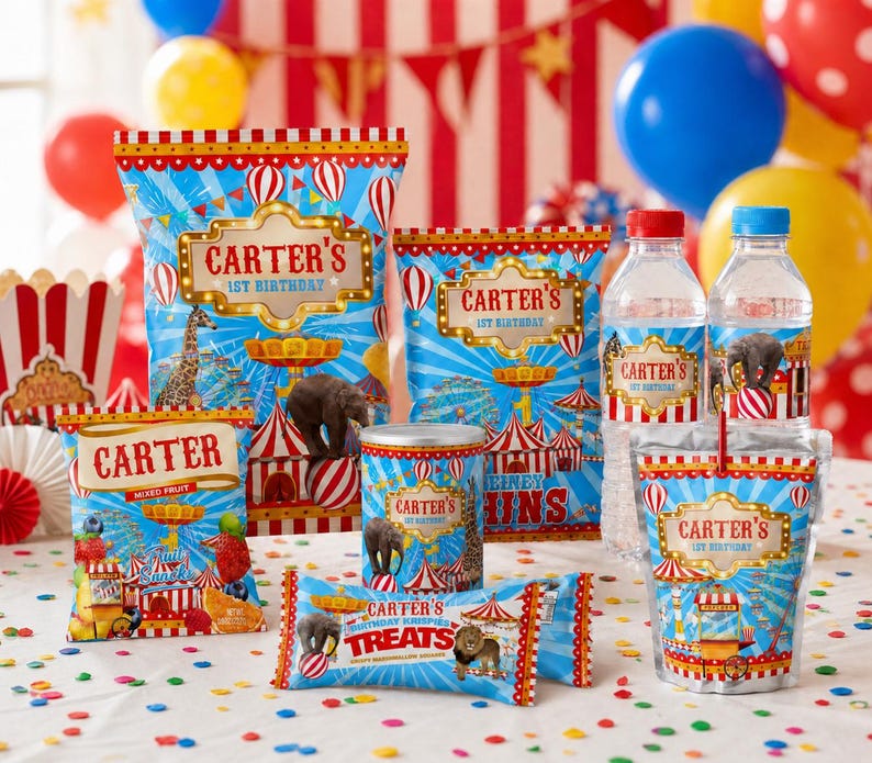 K&ouml;nnte beinhalten: Eine Sammlung von Partyartikeln mit Zirkus-Thema, darunter Snackbeutel, Wasserflaschen und Saftbeutel. Die Produkte tragen den Text "Carter's 1st Birthday" und Zirkustier-Illustrationen. Bunte Konfetti und Luftballons vervollst&auml;ndigen die festliche Szene.
