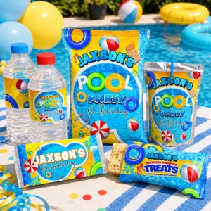Può includere: Una collezione di articoli per feste a tema piscina. Include bottiglie d'acqua, un sacchetto di patatine, una bustina di succo e due barrette di caramelle, tutte con etichette abbinate con salvagenti, palloni da spiaggia e il testo "Jaxson's Pool Party 5th Birthday."