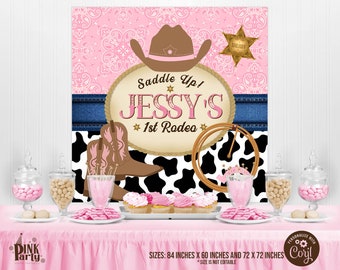 Puede incluir: Telón de fondo de fiesta rosa y azul con un patrón de estampado de vaca, un sombrero de vaquero marrón y el texto "Saddle Up! Jessy's 1st Rodeo". El telón de fondo mide 213 cm por 152 cm o 183 cm por 183 cm.
