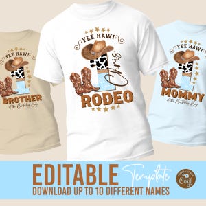 Könnte beinhalten: Drei weiße, beige und hellblaue T-Shirts mit Cowboy-Motiven. Jedes Shirt zeigt einen Cowboyhut, Stiefel und den Text "Yee Haw!" und "Rodeo." Ein Shirt trägt die Aufschrift "Chris", ein anderes "Bruder des Geburtstagskindes" und das dritte "Mama des Geburtstagskindes."
