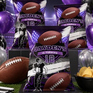 Könnte beinhalten: Drei personalisierte Chipstüten mit einem Football-Thema in Lila und Schwarz und dem Text JAYDEN'S IS TURNING 12. Jede Tüte zeigt einen braunen Football, eine Grafik eines Footballspielers in Uniform und einen Stadionhintergrund mit Lichtern.