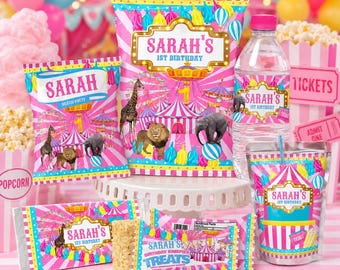 Op de afbeelding: Een verzameling roze en turquoise feestartikelen met een circusthema, waaronder popcornzakken, waterflessen en snoepwikkels. De tekst "Sarah's 1st Birthday" staat prominent op elk item, samen met afbeeldingen van dieren en een reuzenrad.