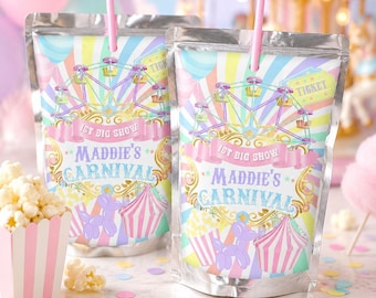 Könnte beinhalten: Zwei silberne Beutel mit rosa Strohhalmen, mit einem Jahrmarktdesign mit Riesenrad, Zelten und Luftballons. Der Text "Maddie's Carnival" ist zu sehen. Popcorn, Konfetti und ein Lutscher sind ebenfalls sichtbar.