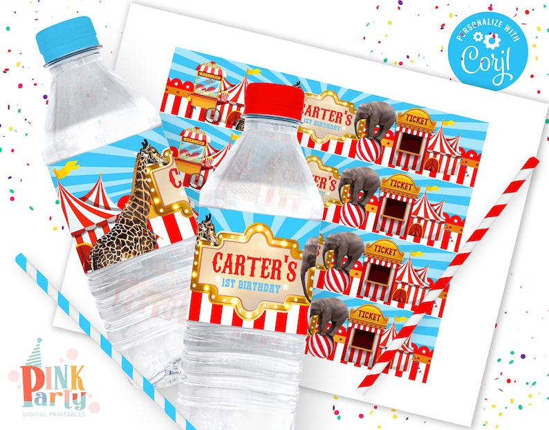 K&ouml;nnte beinhalten: Zwei Wasserflaschen mit blauen Deckeln und Zirkus-Themenetiketten. Die Etiketten zeigen eine Giraffe, Zirkuszelte, Elefanten und den Text "Carter's 1st Birthday". Ein Bogen mit passenden Etiketten und ein gestreifter Strohhalm sind ebenfalls sichtbar.