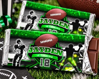 Könnte beinhalten: Zwei rechteckige Schokoladentafeln in personalisiertem Papier mit Football-Motiv, grünen Akzenten, einer braunen Football-Grafik und dem Text JAYDEN IS TURNING 12. Das Design zeigt Silhouetten von Footballspielern auf einem Spielfeld.