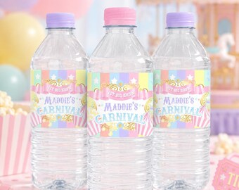Könnte beinhalten: Drei klare Wasserflaschen mit pastellfarbenen rosa, lila und blauen Deckeln. Jede Flasche hat ein Etikett mit der Aufschrift "Maddie's Carnival" mit einem Zirkus-Thema. Die Flaschen stehen auf einer rosa Oberfläche mit Strohhalmen und Konfetti.