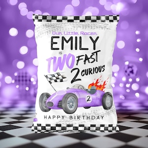 Può includere: Un sacchetto di patatine bianco con un design di auto da corsa viola. Il sacchetto dice "Our Little Racer Emily is Two Fast 2 Curious Happy Birthday".