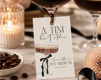 Etichetta per bomboniera a tema Espresso Martini, "A Tini Bit Older", con fiocco nero, stampabile per feste (download digitale)