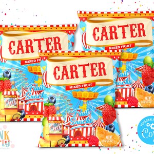 K&ouml;nnte beinhalten: Drei farbenfrohe Snack-T&uuml;ten mit dem Namen "CARTER" in roten Buchstaben. Die T&uuml;ten zeigen ein Zirkus-Thema mit einem Riesenrad, einem Popcorn-Wagen und Illustrationen von gemischten Fr&uuml;chten. Der Text "Fruit Snacks" ist ebenfalls sichtbar.