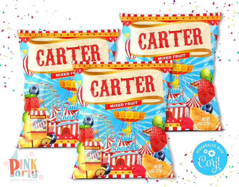 K&ouml;nnte beinhalten: Drei farbenfrohe Snack-T&uuml;ten mit dem Namen "CARTER" in roten Buchstaben. Die T&uuml;ten zeigen ein Zirkus-Thema mit einem Riesenrad, einem Popcorn-Wagen und Illustrationen von gemischten Fr&uuml;chten. Der Text "Fruit Snacks" ist ebenfalls sichtbar.
