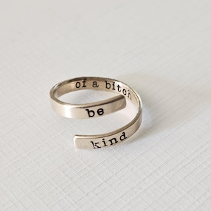 Be Kind of a Bitch — カスタムワード、バイパスリングのバリエーション、模様入り14Kゴールド、銅、真鍮、スターリングシルバーリング — メッセージリング