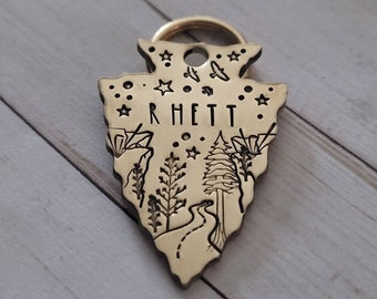 PLATEAU - Dog Tag, Pfeilspitze, Landstraße, Mond, Vögel, Sterne, Berge, Bäume, Hand gestempelt, personalisiert, Hundehalsband, Gold, Muttertag