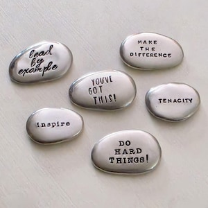 Piedra de bolsillo de peltre personalizada, piedra para la ansiedad y la atención plena, guijarro de bolsillo personalizado, piedra de peltre personalizada, amuleto de la suerte personalizado