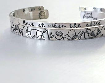 Pulsera tipo brazalete de plata de ley personalizada, con diseño floral grabado a mano.