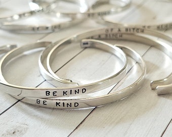 Be Kind (of a Bitch), personalisiertes Zitat Armband, Sterlingsilber Stacker, eigener Statement, inspirierender Zitat Schmuck, Bitch, be Kind