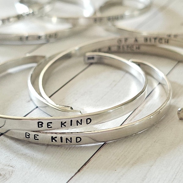 Wees aardig (van een teef), gepersonaliseerde quote armband, Sterling Silver Stacker, bezit je verklaring, inspirerende quote sieraden, teef, wees aardig