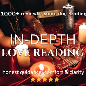 Puede incluir: Imagen de una lectura de cartas del tarot con velas encendidas y cartas sobre una tela roja. El texto dice "IN-DEPTH LOVE READING" y "honest guidance, comfort & clarity".