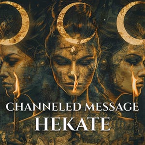 以下が含まれることがあります： 三日月型の冠をつけた3つの顔を持つヘカテの芸術的な描写。各顔はトーチを持ち、「CHANNELED MESSAGE HEKATE」のテキストが表示されています。このアートワークは神秘的で古代的な美学を持っています。