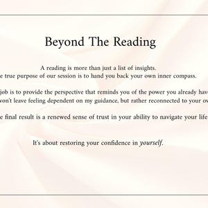 Puede incluir: Texto enmarcado sobre fondo blanco, titulado "Beyond The Reading". El texto describe el prop&oacute;sito de una sesi&oacute;n de lectura, enfatizando el empoderamiento personal y la restauraci&oacute;n de la confianza. El texto est&aacute; en una fuente serif y est&aacute; encerrado por un borde negro.