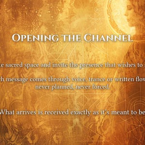 K&ouml;nnte beinhalten: Ein k&uuml;nstlerisches Bild in warmen Goldt&ouml;nen. Der Text "OPENING THE CHANNEL" ist prominent platziert. Der Text beschreibt die Schaffung eines heiligen Raumes und den Empfang von Botschaften durch Stimme, Trance oder Schrift.
