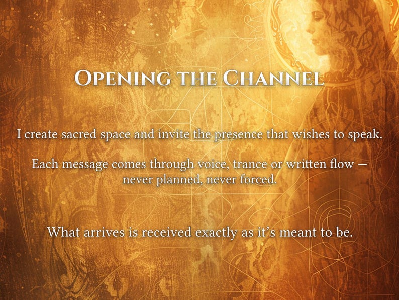 K&ouml;nnte beinhalten: Ein k&uuml;nstlerisches Bild in warmen Goldt&ouml;nen. Der Text "OPENING THE CHANNEL" ist prominent platziert. Der Text beschreibt die Schaffung eines heiligen Raumes und den Empfang von Botschaften durch Stimme, Trance oder Schrift.