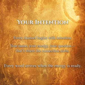 K&ouml;nnte beinhalten: Goldfarbenes Bild mit dem Text "YOUR INTENTION" in Wei&szlig;. Das Bild enth&auml;lt Text &uuml;ber Absicht, Energie und Verbindung, mit einer Frauensilhouette auf der rechten Seite. Der Hintergrund hat ein strukturiertes, k&uuml;nstlerisches Design.