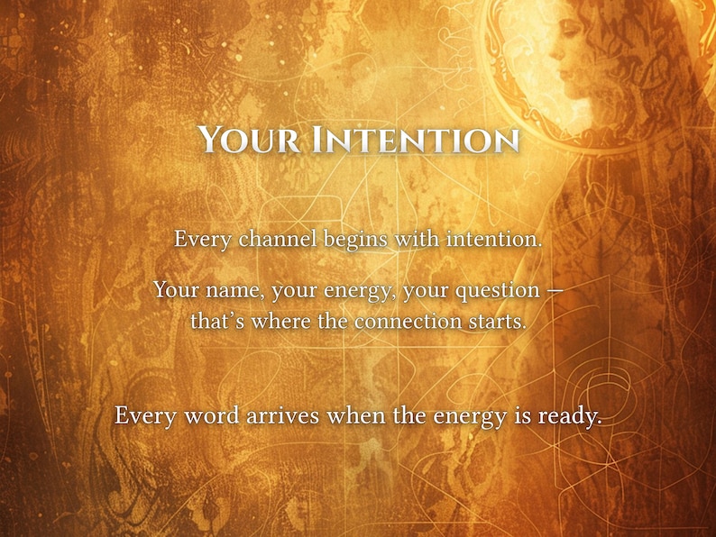 K&ouml;nnte beinhalten: Goldfarbenes Bild mit dem Text "YOUR INTENTION" in Wei&szlig;. Das Bild enth&auml;lt Text &uuml;ber Absicht, Energie und Verbindung, mit einer Frauensilhouette auf der rechten Seite. Der Hintergrund hat ein strukturiertes, k&uuml;nstlerisches Design.