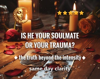 Könnte beinhalten: Ein Bild mit einer Holztischdekoration mit Kerzen, Rosen und Blütenblättern. Der Text lautet "IS HE YOUR SOULMATE OR YOUR TRAUMA?" mit "the truth beyond the intensity" und "same day clarity". Ein goldenes mondgesichtiges Ornament ist vorhanden.