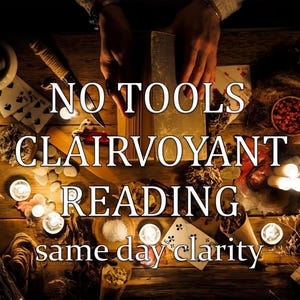 Può includere: Un tavolo di legno con vari oggetti di divinazione, tra cui carte da gioco, candele ed erbe. Il testo recita: "NO TOOLS CLAIRVOYANT READING same day clarity".