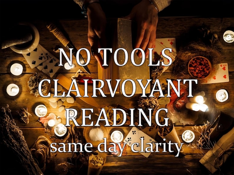 Puede incluir: Una mesa de madera con elementos de adivinaci&oacute;n, como cartas, velas y hierbas. El texto dice: "NO TOOLS CLAIRVOYANT READING same day clarity".