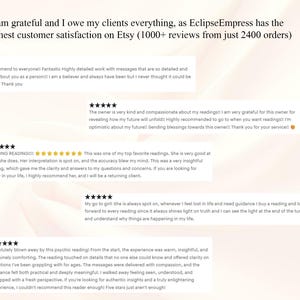 Puede incluir: Imagen que muestra rese&ntilde;as de clientes con calificaciones de cinco estrellas y comentarios positivos. El texto incluye frases como "recomiendo encarecidamente" y "lectura incre&iacute;ble". El fondo es un degradado de colores claros.