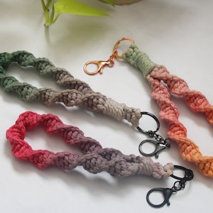 Llavero/Muñequera/Accesorio de macramé teñido con degradado hecho a mano, regalo de dama de honor/inauguración de casa, inspiración bohemia, cordón de macramé colorido