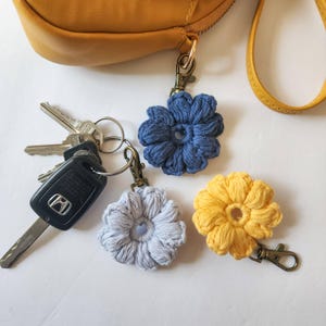 Handmade Daisy Keychain | Crocheted Purse Charm | Cute Bag Accessory | Floral Keyring | Gift for Her | Boho Aesthetic Keychain
