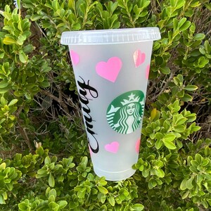 Puede incluir: Una taza de cer&aacute;mica blanca con un asa negra y el texto "But First, Coffee" en negro y negrita. La taza est&aacute; sobre una superficie blanca. La taza mide aproximadamente 10 cm de alto.