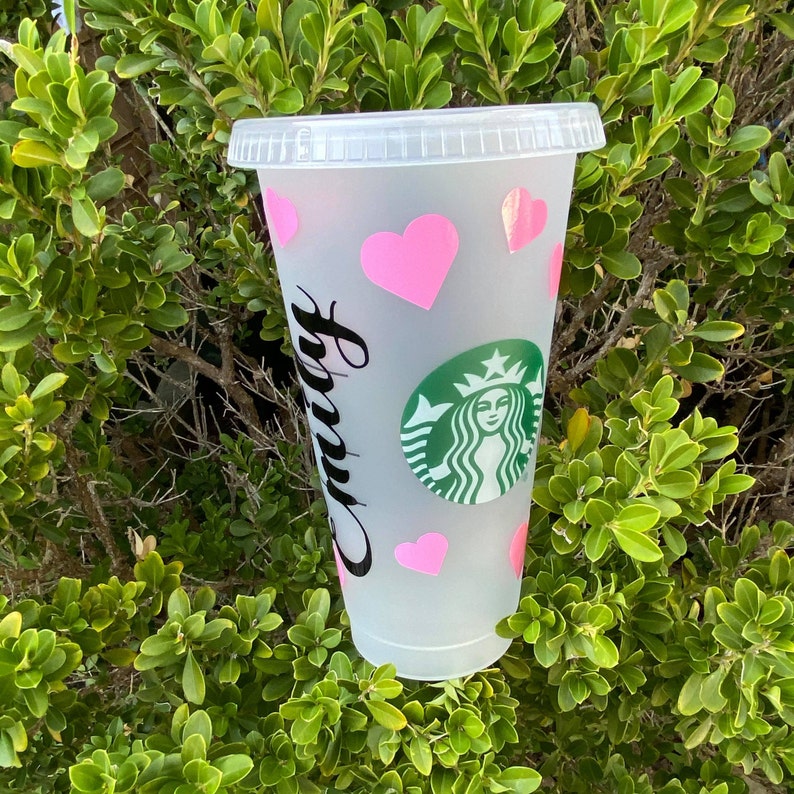 Puede incluir: Una taza de cer&aacute;mica blanca con un asa negra y el texto "But First, Coffee" en negro y negrita. La taza est&aacute; sobre una superficie blanca. La taza mide aproximadamente 10 cm de alto.