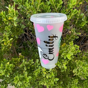 Puede incluir: Un letrero de madera hecho a mano con el texto "Welcome to our home" en un estilo manuscrito. El letrero est&aacute; pintado de blanco con letras negras y un acabado envejecido, perfecto para la decoraci&oacute;n de granja.