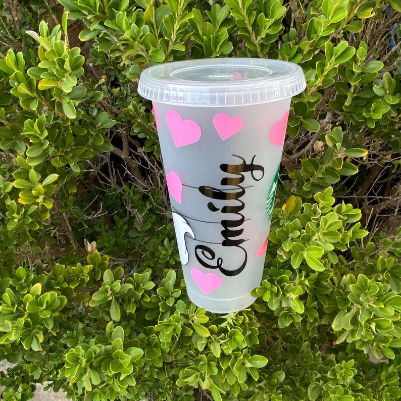 Puede incluir: Un letrero de madera hecho a mano con el texto "Welcome to our home" en un estilo manuscrito. El letrero est&aacute; pintado de blanco con letras negras y un acabado envejecido, perfecto para la decoraci&oacute;n de granja.