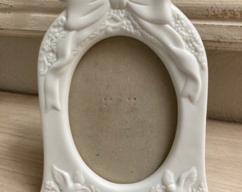 Vintage Photo Frame for Wedding, Anniversary, Confirmation, Communion, Ceramic Oval Frame for 5" x 7" Picture, White with Doves and Bow