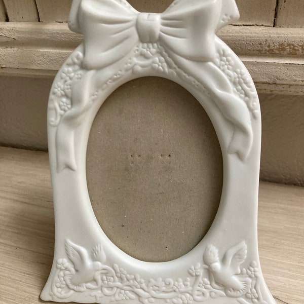 Vintage Photo Frame for Wedding, Anniversary, Confirmation, Communion, Ceramic Oval Frame for 5" x 7" Picture, White with Doves and Bow